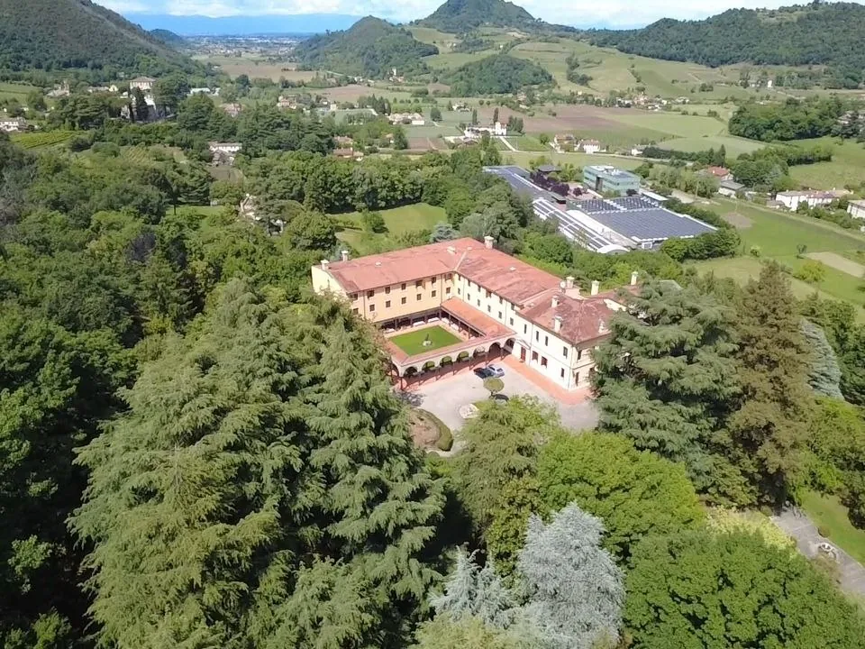 Veduta aerea di Casa del Sacro Cuore a Torreglia, immersa nel paesaggio dei Colli Euganei