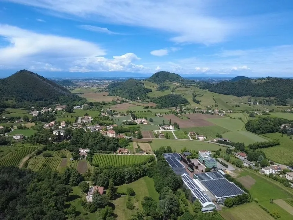 Panorama aereo dei Colli Euganei con il territorio di Torreglia e le sue colline caratteristiche